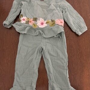 Green Ruffled Toddler Outfit with Floral Embroidery
